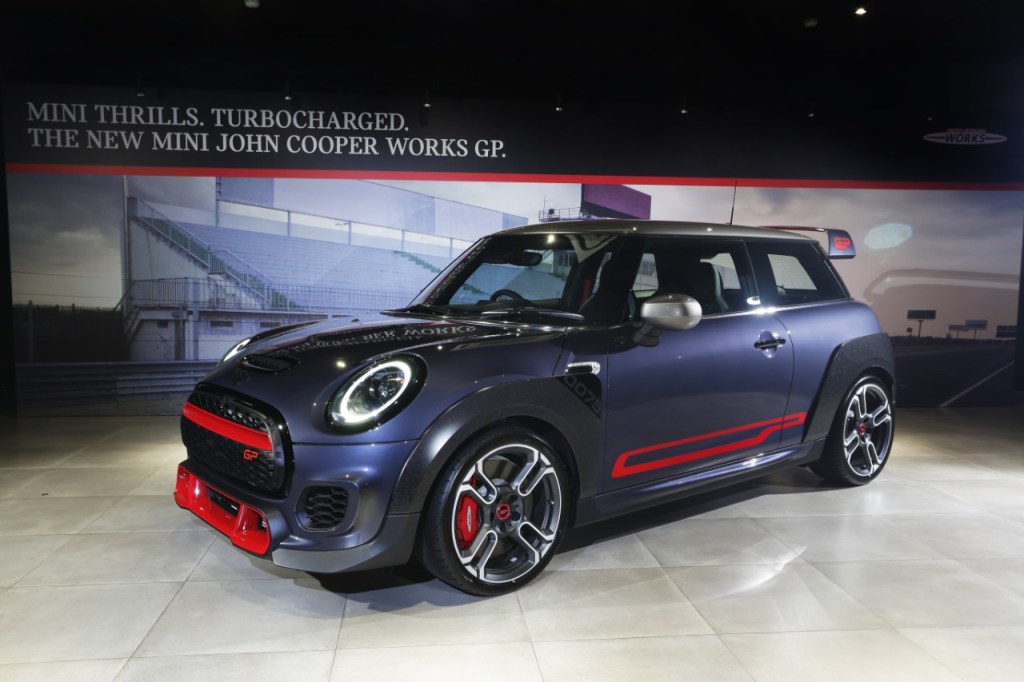 Sepuluh kelebihan new MINI John Cooper Works GP, mengapa mobil ini menjadi MINI teragresif